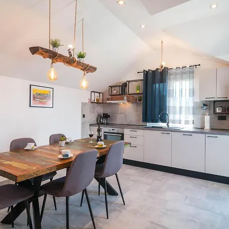 Apartment In With Wifi Supetar